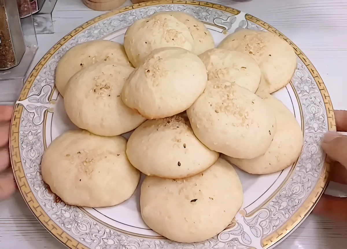 طرز تهیه ۱۵ عدد کلوچه هل و گلاب در ۱۰ دقیقه (بدون فر در تابه)