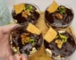 طرز تهیه دسر بیسکویتی شکلاتی با موز و گردو + فیلم