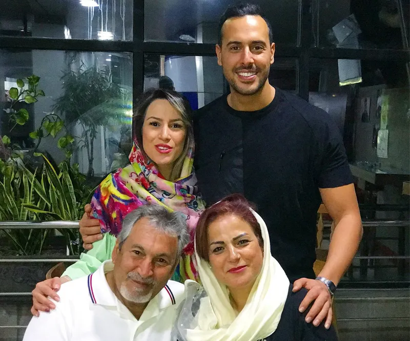 ایلیا کیوان در کنار خانواده اش