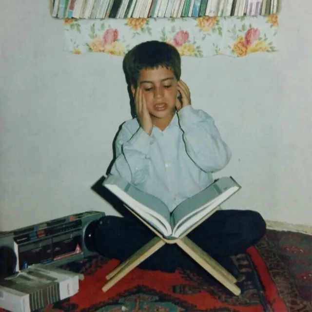 عکس کودکی مهدی فروغی در حال قرائت قرآن