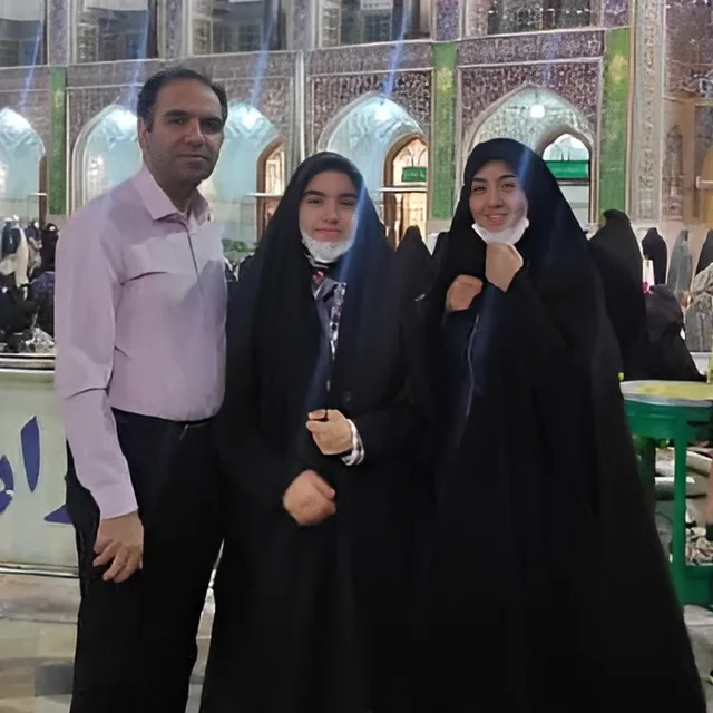 عکس زهرا سعیدی مبارکه (نماینده) و همسرش مسعود پورناصر با عکس دخترش