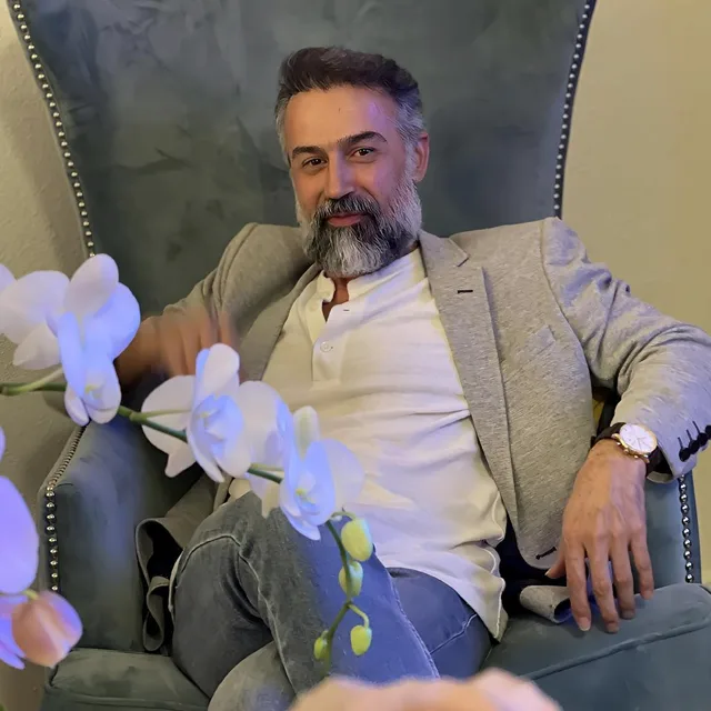 دانیال حکیمی (محسن) بازیگر سریال فاصله ها