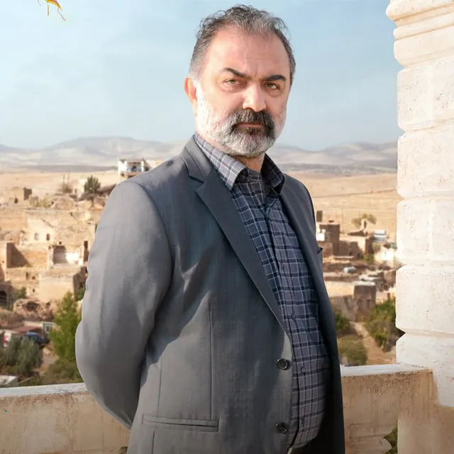 سینان دمیرر (مظفر) بازیگر سریال ترکی شهر دور (Uzak Sehir)