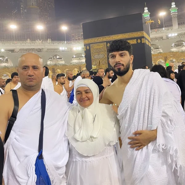 جلال الدین ماشاریپوف در کنار پدر و مادرش