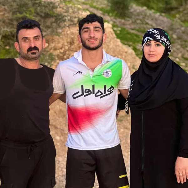 عکس دانیال سهرابی در کنار پدر و مادرش