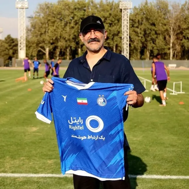 عکس هادی حجازی فر با پیراهن استقلال
