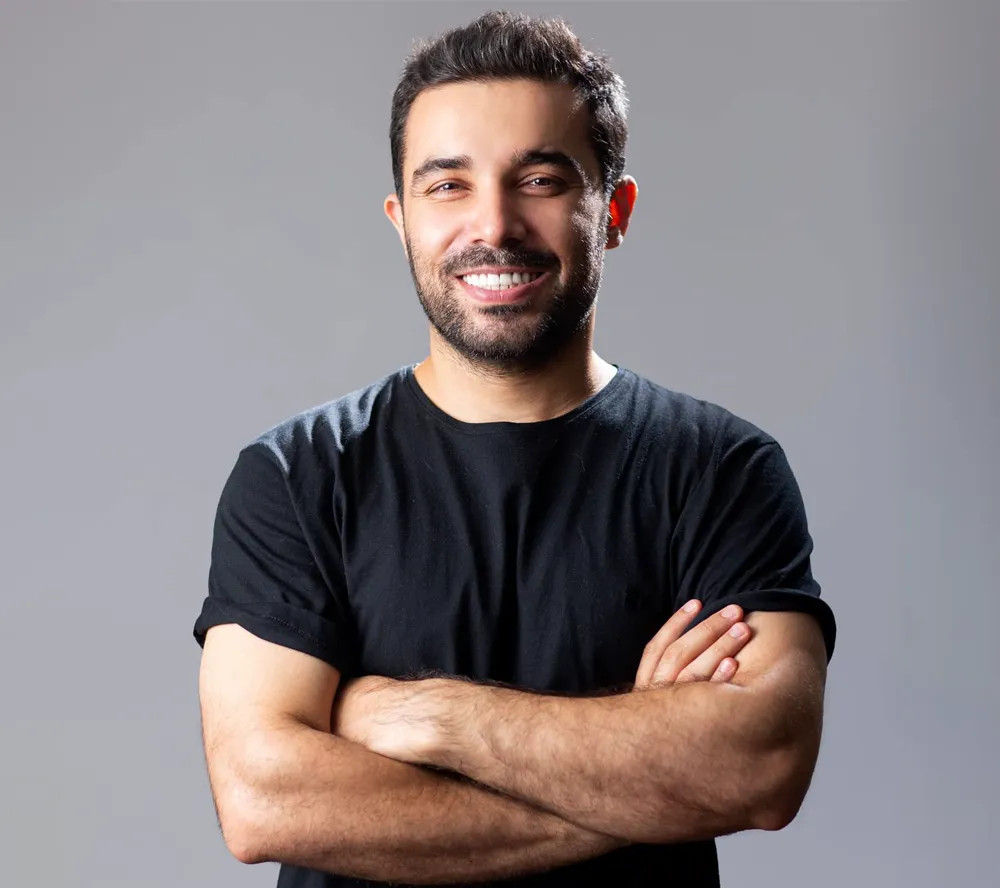 بیوگرافی هومن خیاط از دوبله تا کنسرت با ناگفته ها