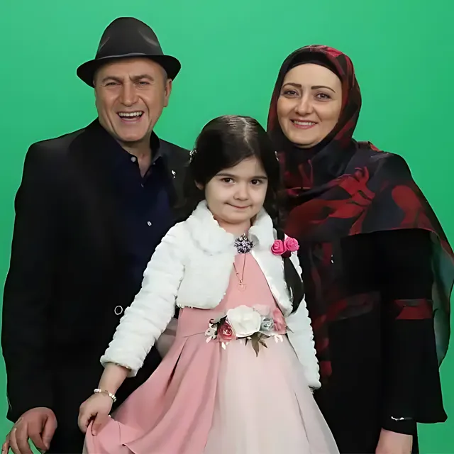 اردشیر منظم و همسرش با دخترش