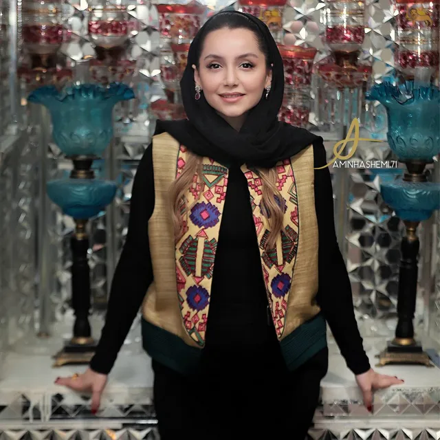 نازنین بیاتی کیست