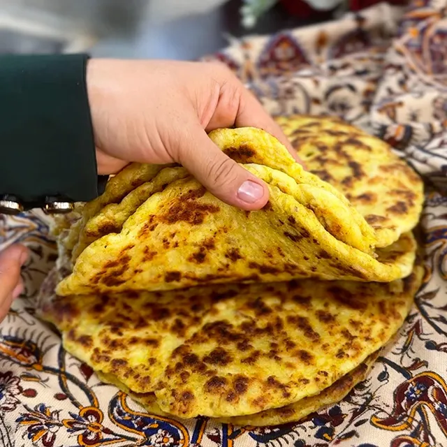 طرز تهیه نان گوشت تابه ای؛ نان داغ با عطر کباب کوبیده
