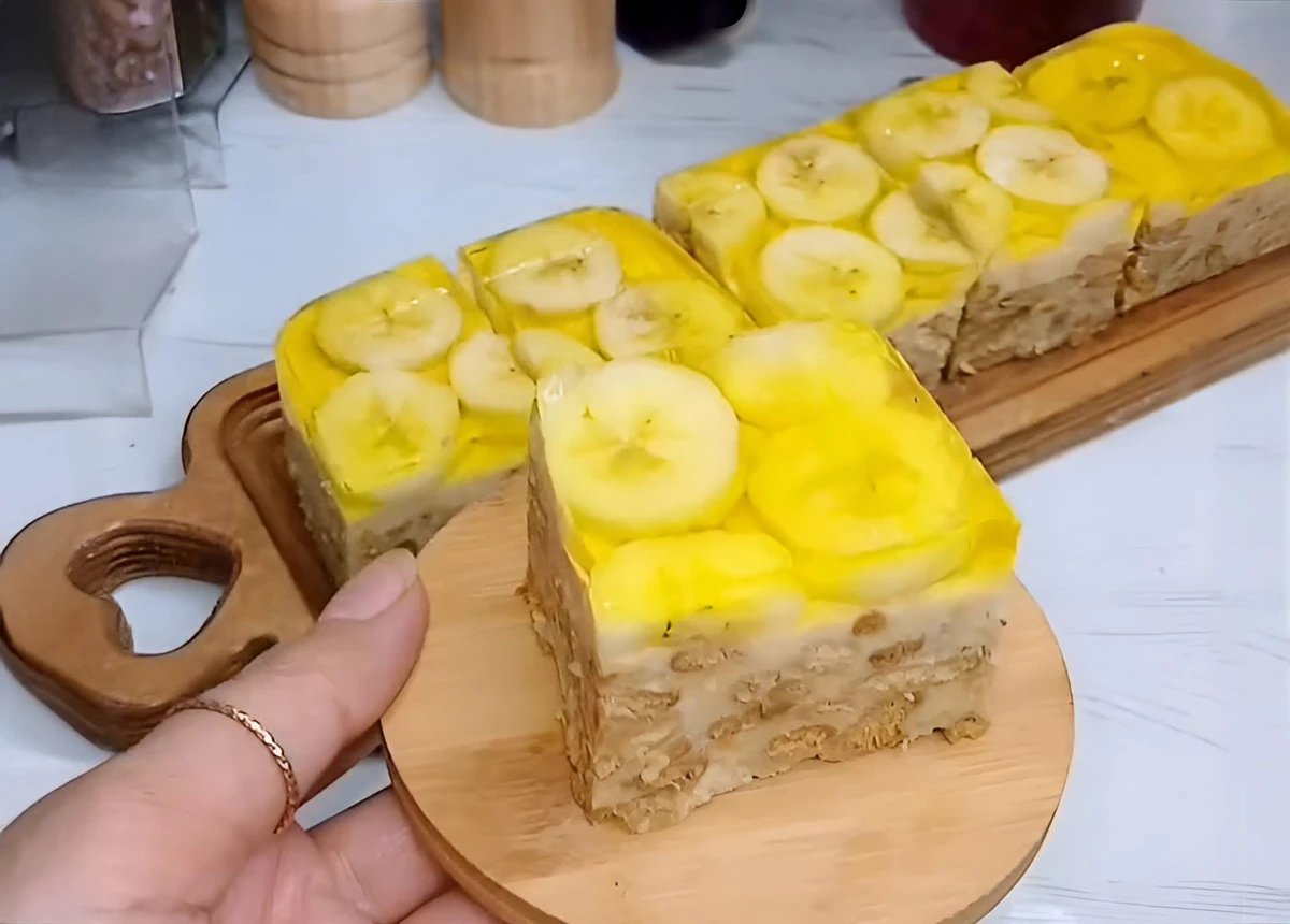 طرز تهیه روکر موز (کیک و ژله) در ۱۰ دقیقه با فیلم مراحل