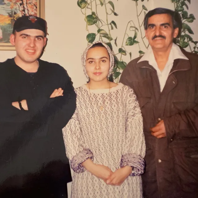 پرستو صالحی کنار پدر و برادرش