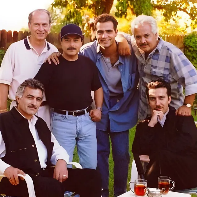 عکس دسته جمعی هنرمندان و شاهرخ شاهید